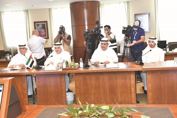 رئيس الوفد الإماراتي عبدالله المزروعي والسفير الإماراتي لدى الكويت د.مطر النيادي خلال اللقاء	(متين غوزال)