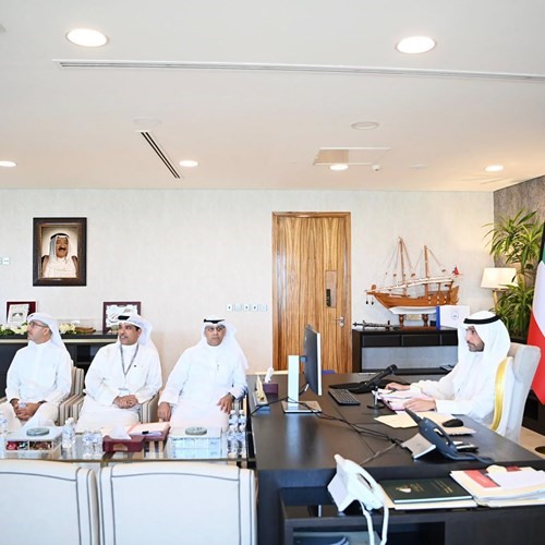 الرئيس الغانم والأمين العام عادل اللوغاني ومشعل العنزي وعامر فردان أثناء الاجتماع