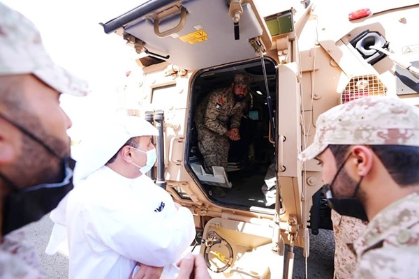 الشيخ حمد جابر العلي خلال الجولة في قيادة الدفاع ضد أسلحة الدمار الشامل