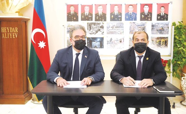 سفير أذربيجان لدى الكويت إيلخان قهرمان خلال المؤتمر الصحافي