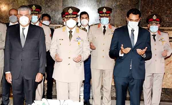 وزير الدفاع الفريق أول محمد زكي يقرأ الفاتحة على روح الزعيم جمال عبدالناصر