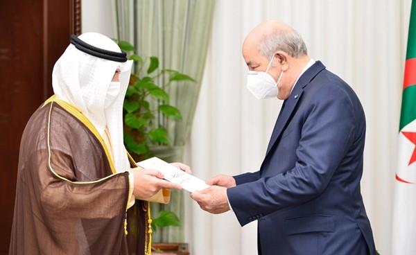 الشيخ د. أحمد ناصر المحمد يسلم الرسالة الخطية من سمو الأمير إلى الرئيس الجزائري