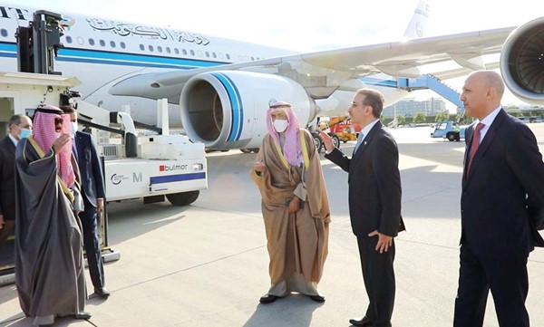 صاحب السمو الأمير الشيخ نواف الأحمد لدى وصوله إلى ألمانيا