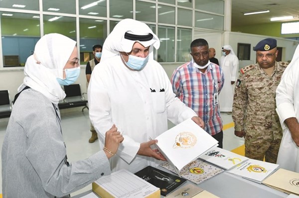 وزير الدفاع خلال زيارته إلى مراقبة المطبعة التابعة لـ هندسة المنشآت العسكرية