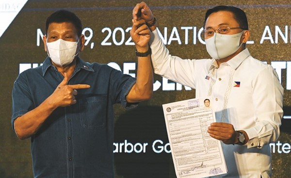 الرئيس الفلبيني رودريغو دوتيرتي مع السيناتور كريستوفر بونغ غو خلال ترشحه لنيابة الرئيس	(أ.ف.پ)