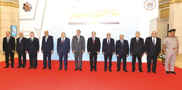 الرئيس عبد الفتاح السيسي في صورة جماعية خلال الاحتفال بيوم القضاء المصري