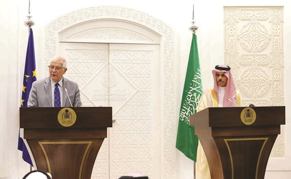 وزير الخارجية السعودي سمو الأمير فيصل بن فرحان ووزير خارجية الاتحاد الأوروبي جوزيب بوريل في مؤتمر صحافي بالرياض	(رويترز)