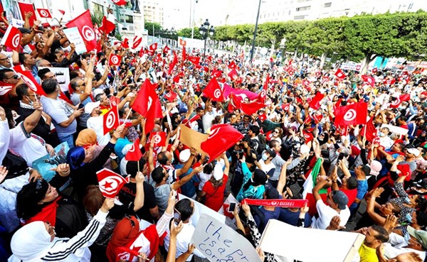 الآلاف تظاهروا في تونس دعما لقرارات الرئيس قيس سعيد(رويترز)