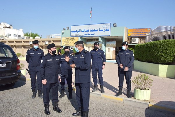 الفريق الشيخ فيصل النواف واللواء عبد الله العلي خلال الجولة على إحدى المدارس