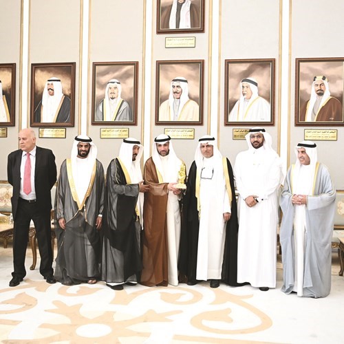 الرئيس الغانم مع أعضاء الوفد