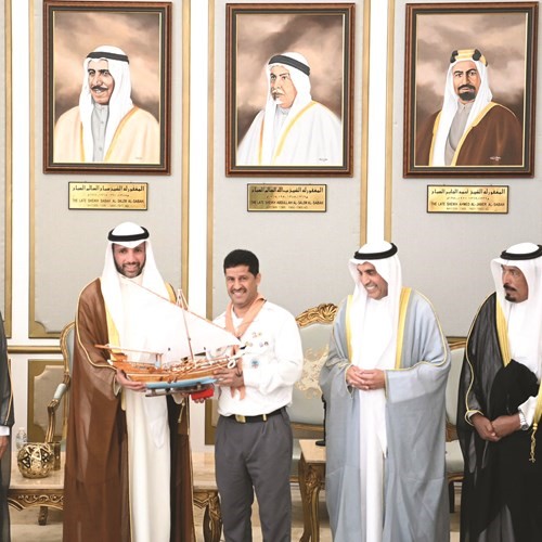 الرئيس الغانم مكرما أحد الكشافة المشاركين