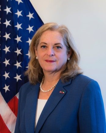 السفيرة الأميركية ألينا رومانوسكي 
