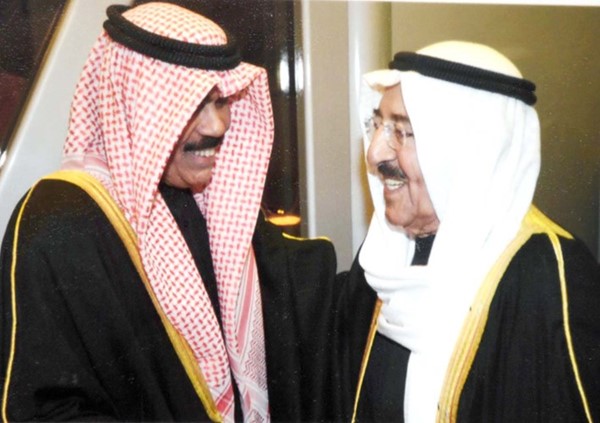صورة لصاحب السمو الأمير الشيخ نواف الأحمد مع سمو الأمير الراحل الشيخ صباح الأحمد
