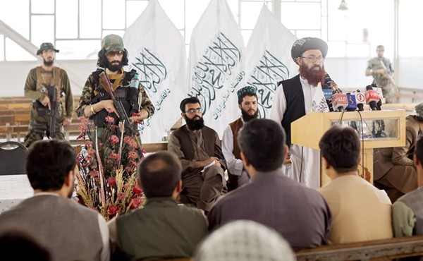 مسؤولو طالبان خلال الإعلان عن إعادة اصدار جوازات السفر في مؤتمر صحافي بكابول امس 	 (رويترز)