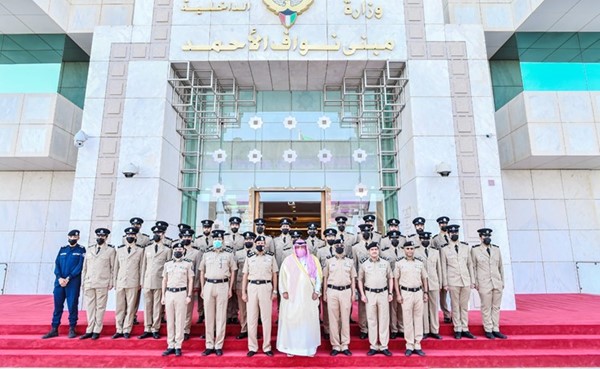 الشيخ ثامر العلي متوسطا عددا من قيادات وزارة الداخلية والضباط الجدد في لقطة جماعية