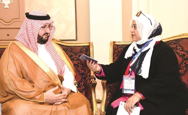 صاحب السمو الملكي الأمير عبدالعزيز بن طلال بن عبدالعزيز خلال اللقاء مع الزميلة هناء السيد