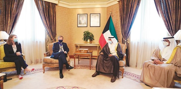 سمو رئيس مجلس الوزراء الشيخ صباح الخالد خلال استقباله عمدة الحي المالي لمدينة لندن اللورد ويليام راسل
