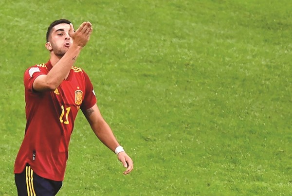 الإسباني فيران توريس يحتفل بهدفيه في مرمى إيطاليا