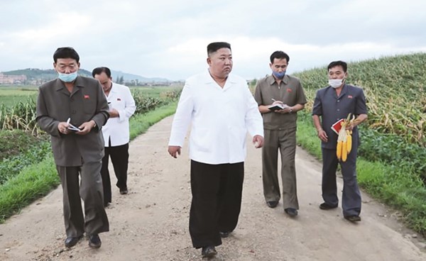 زعيم كوريا الشمالية كيم جونغ أون يتفقد منطقة متضررة من الكوارث الطبيعية
