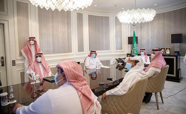 وزير الخارجية السعودي الأمير فيصل بن فرحان مدشنا تطبيق التسجيل الذاتي للخصائص الحيوية للحجاج والمعتمرين (واس)