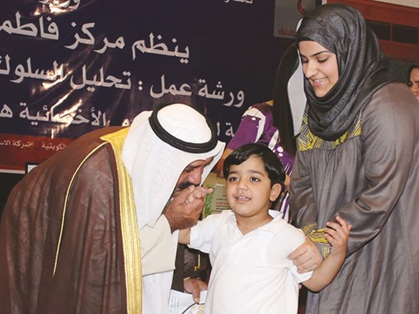 الشيخ ناصر مع أحد الأطفال