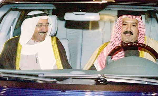 الشيخ ناصر مع والده الأمير الراحل الشيخ صباح الأحمد - رحمهما الله