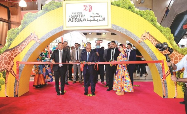 سفير جنوب أفريقيا د.مانيليسي جينجي وعدد من قيادات لولو هايبر ماركت خلال افتتاح المهرجان