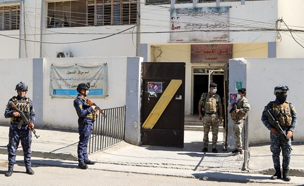 إجراءات أمنية مشددة تصاحب الانتخابات البرلمانية المبكرة في العراق اليوم	(رويترز)