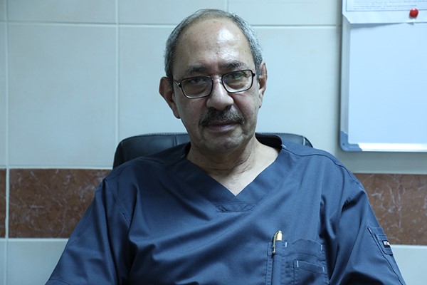 د. محمد المصري: استخراج حصوة كبيرة بنجاح لمريض «سكر» 55 عاماً