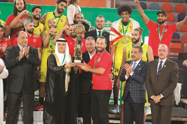 قائد الأهلي يتسلم كأس البطولة العربية
