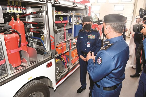 الفريق المكراد مطلعا على تجهيزات آليات الإطفاء في المركز