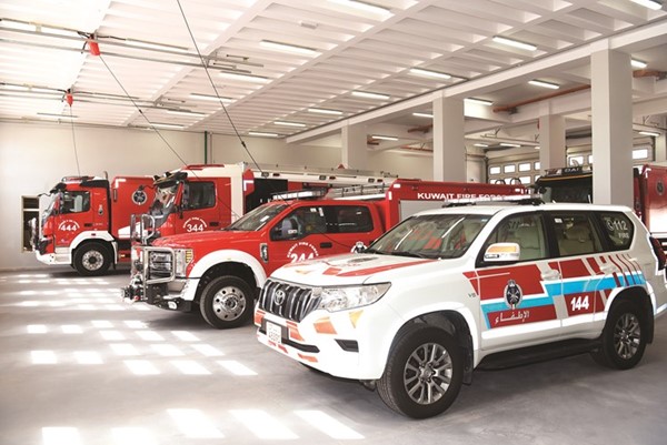 عدد من آليات الإطفاء في مركز الاستقلال