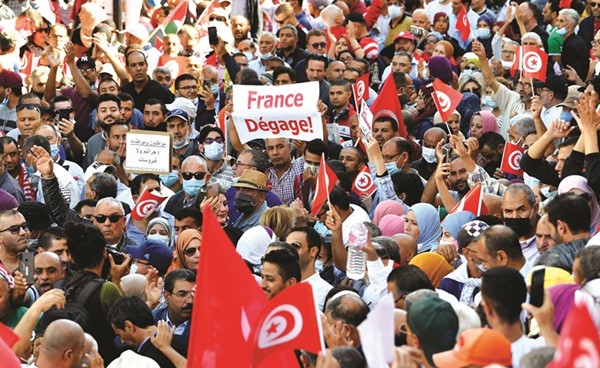 آلاف التونسيين شاركوا في التظاهرات ضد قرارات الرئيس قيس سعيد بالعاصمة امس	(ا.ف.پ)