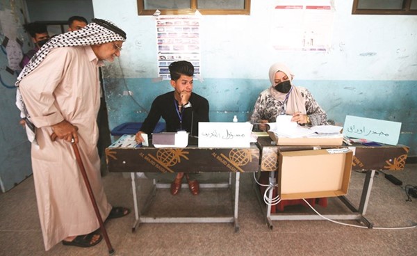 إقبال محدود على المشاركة في الانتخابات البرلمانية المبكرة بأحد مراكز الأقتراع في البصرة أمس	(رويترز)