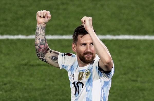 ميسي يثني على تطور المنتخب الأرجنتيني ويبدي امتنانه لزميله مارتينيز