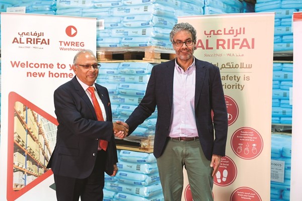 عبد اللاه فؤاد وضيراج بهاردواج خلال حفل افتتاح المنشأة الجديدة