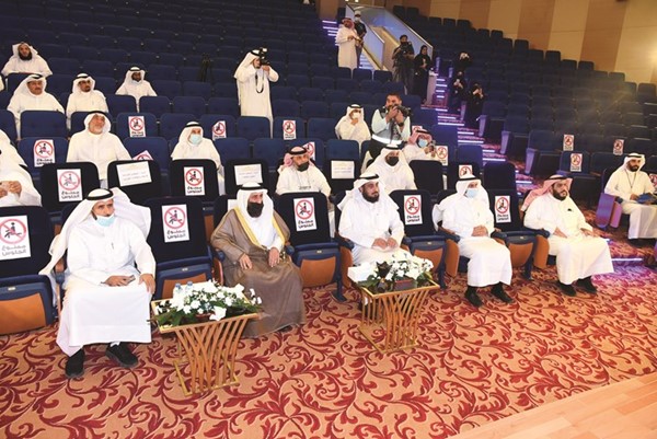متابعة من الحضور لتكريم الفائزين بمسابقة صفوة الأوائل لحفظ القرآن الكريم 	(أحمد علي)