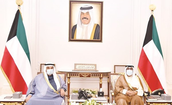 سمو نائب الأمير وولي العهد الشيخ مشعل الأحمد خلال استقباله سمو الشيخ ناصر المحمد