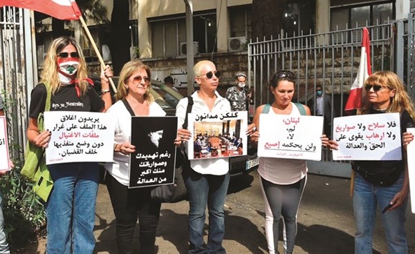 محتجون خلال اعتصام أمام قصر العدل في بيروت تضامنا مع القاضي العدلي طارق البيطار	(محمود الطويل)