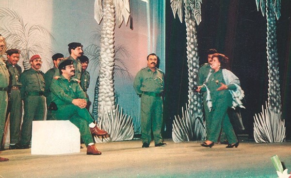 الراحل عبدالحسين عبدالرضا في شخصية المقبور صدام في مسرحية سيف العرب