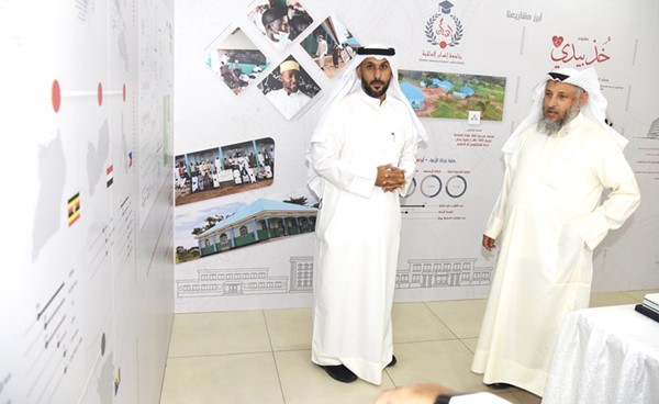 د.عثمان الخميس ومبارك العازمي خلال افتتاح معرض جمعية إنسان الخيرية	 (احمد علي)