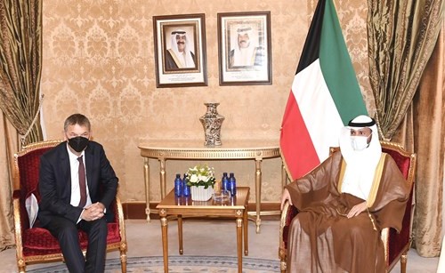 رئيس مجلس الأمة مرزوق الغانم خلال استقباله فيليب لازاريني