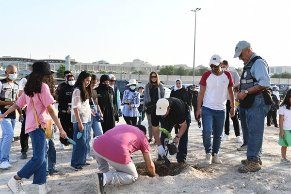 الشيخ محمد اليوسف مع المتطوعين خلال زراعة الأشجار