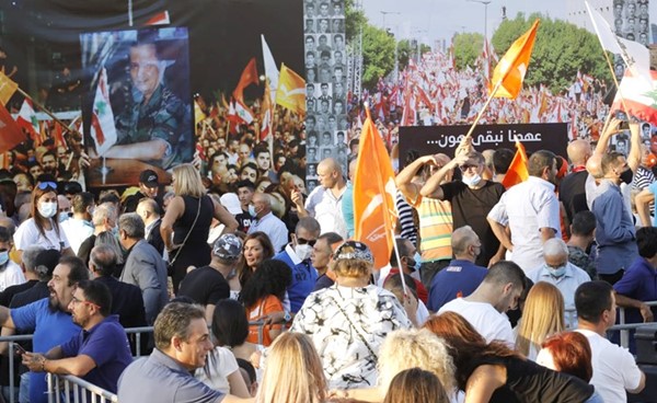 حشد من مناصري التيار الوطني خلال المشاركة بمناسبة ذكرى 13 تشرين في منطقة نهر الموت	(محمود الطويل)