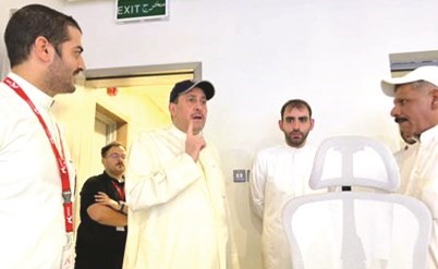 الشيخ فيصل الحمود خلال زيارته مدينة الكويت لحلبة السيارات
