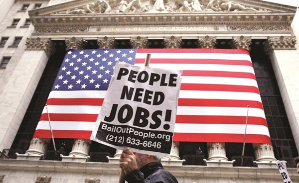 للمرة الأولى منذ 19 شهرا طلبات إعانات البطالة الأميركية أقل من 300 ألف الأسبوع الماضي