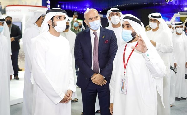 الشيخ حمدان بن راشد خلال زيارته لجناح أڤايا العالمية