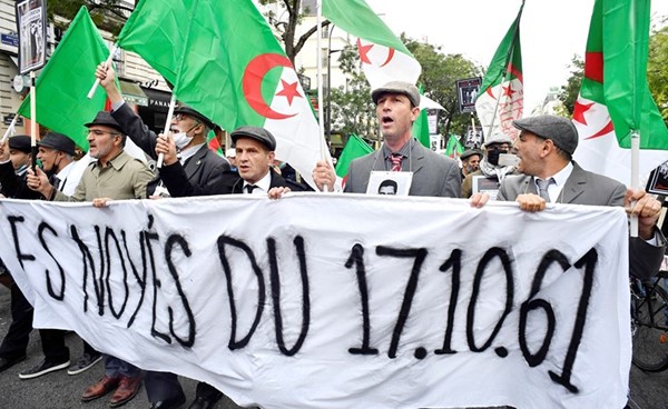 جزائريون يتظاهرون في باريس إحياء لذكرى مذبحة احتجاجات 1967 المطالبة بحرية الجزائر	(أ.ف.پ)