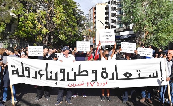 مجموعات من الثوار خلال مسيرة من قصر العدل الى ساحة الشهداء في الذكرى الثانية لثورة ١٧ تشرين	(محمود الطويل)