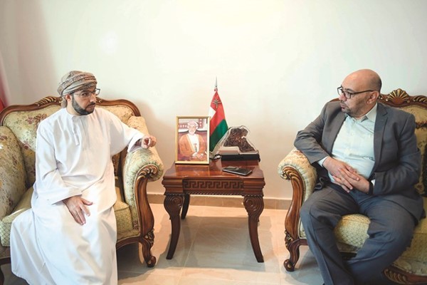 السفير د.صالح بن عامر الخروصي متحدثا إلى الزميل أسامة دياب	 (محمد هاشم)